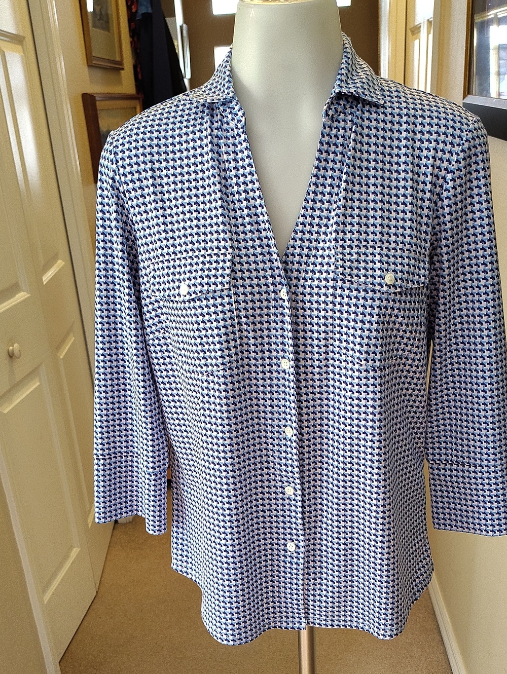 J. McLaughlin Blue and White Geometric Button-Up Size Small